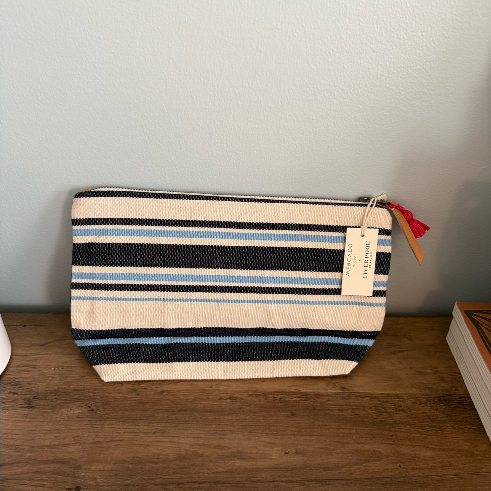 Mercado Global Handwoven Bag 💙🤍